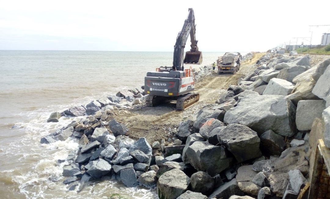Imatge de les obres per millorar la protecció de la línia de Rodalies del Maresme, entre Mataró i Cabrera de Mar