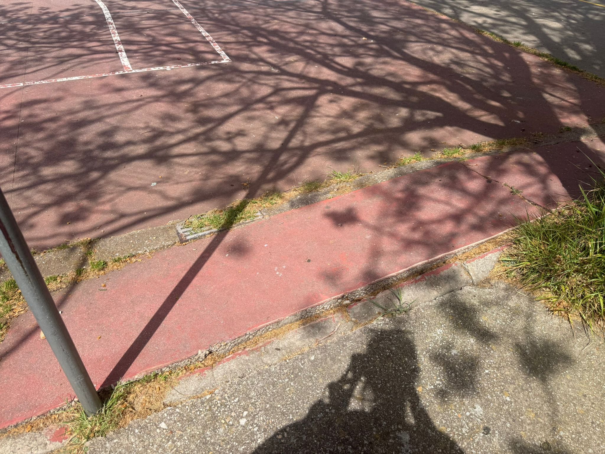 La realidad de los colegios públicos de la ciudad: porterías oxidadas, fachadas viejas y suelos de los patios descascarillados