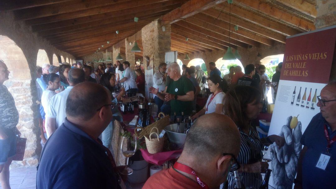 Público asistente a la primera jornada de la III Mostra Internacional de Vins Singulars i de Poble de la Marina Alta.