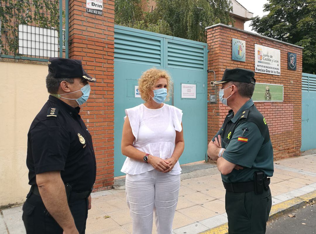 Lirio Martín acompañada por el teniente coronel de la Guardia Civil José Luis Ramírez y por el comisario provincial Miguel Ángel Martínez a las puertas del IES Giner de los Ríos donde ha presentado la campaña 