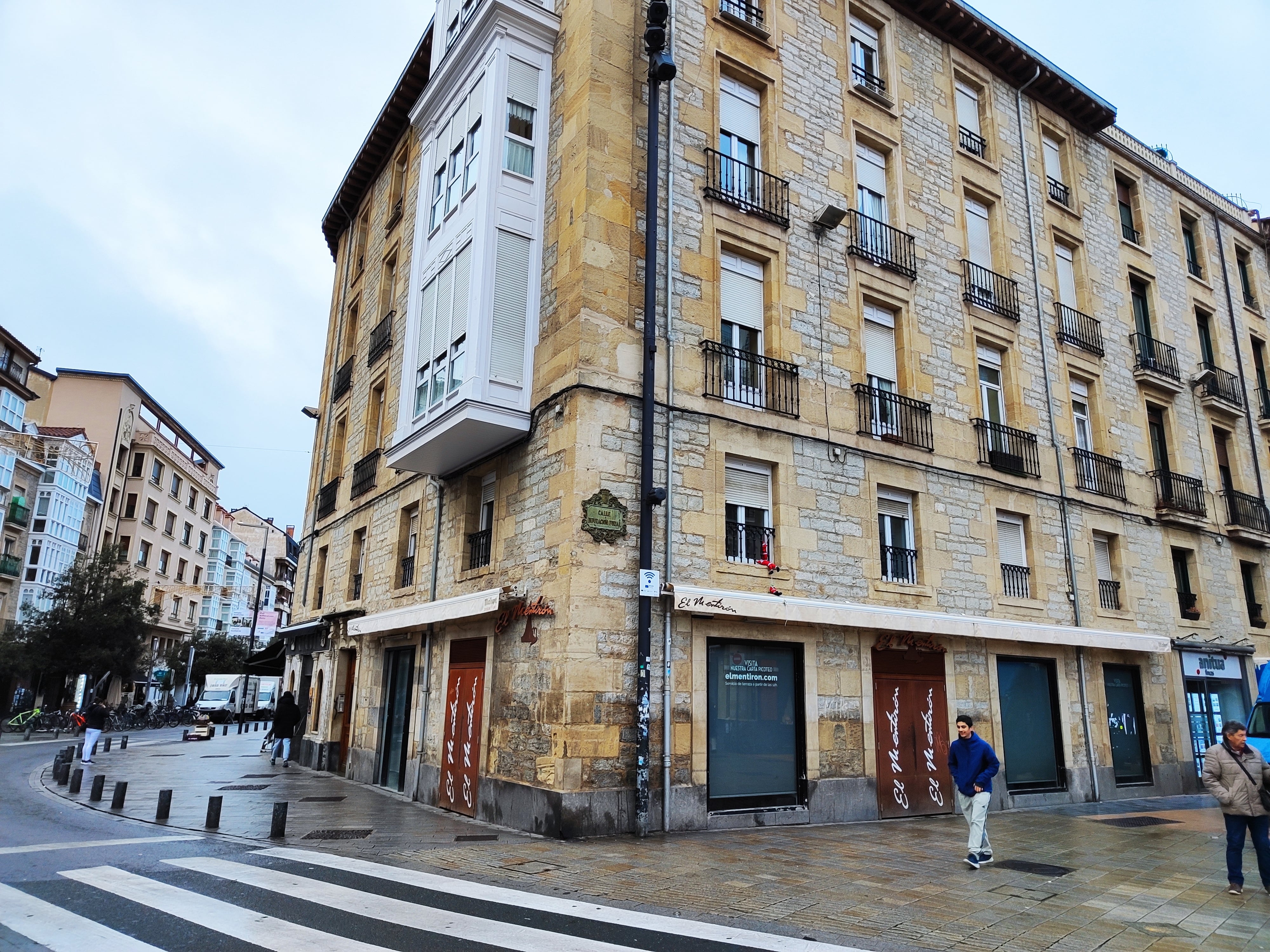 Starbucks abrirá en Vitoria en el local que ocupaba el Bar El Mentirón en la Plaza de la Viren Blanca