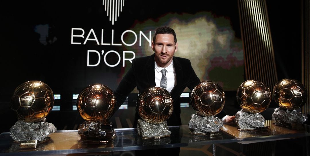 Messi posa con sus seis balones de Oro