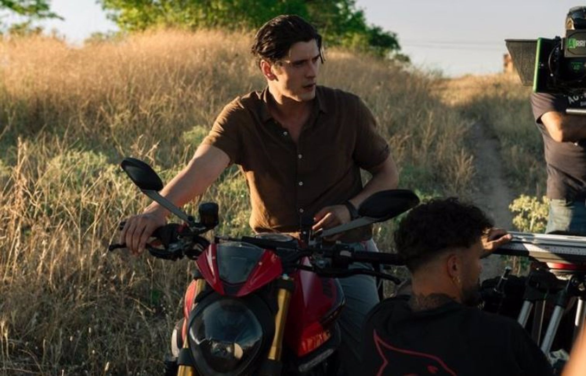 El actor Yon González, en el rodaje de la segunda temporada de la serie &#039;Memento Mori&#039;. - ZEBRA PRODUCCIONES