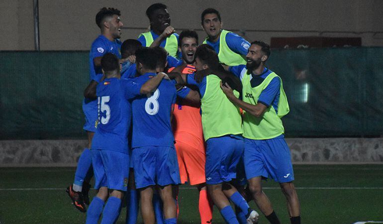 Los jugadores fuenlabreños felicitan al portero Bardají tras detener el último penalti, dando la clasificación a su equipo.