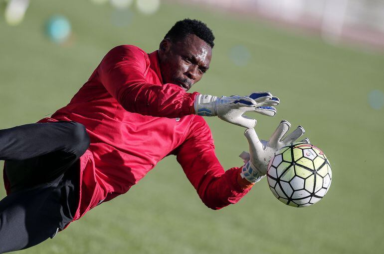 Kameni para un balón en un entrenamiento del Málaga