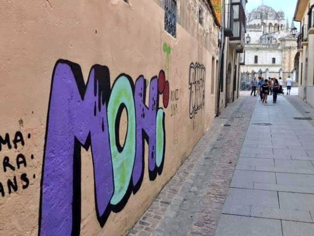 Pintadas en un muro de la Rúa de los Notarios de la capital