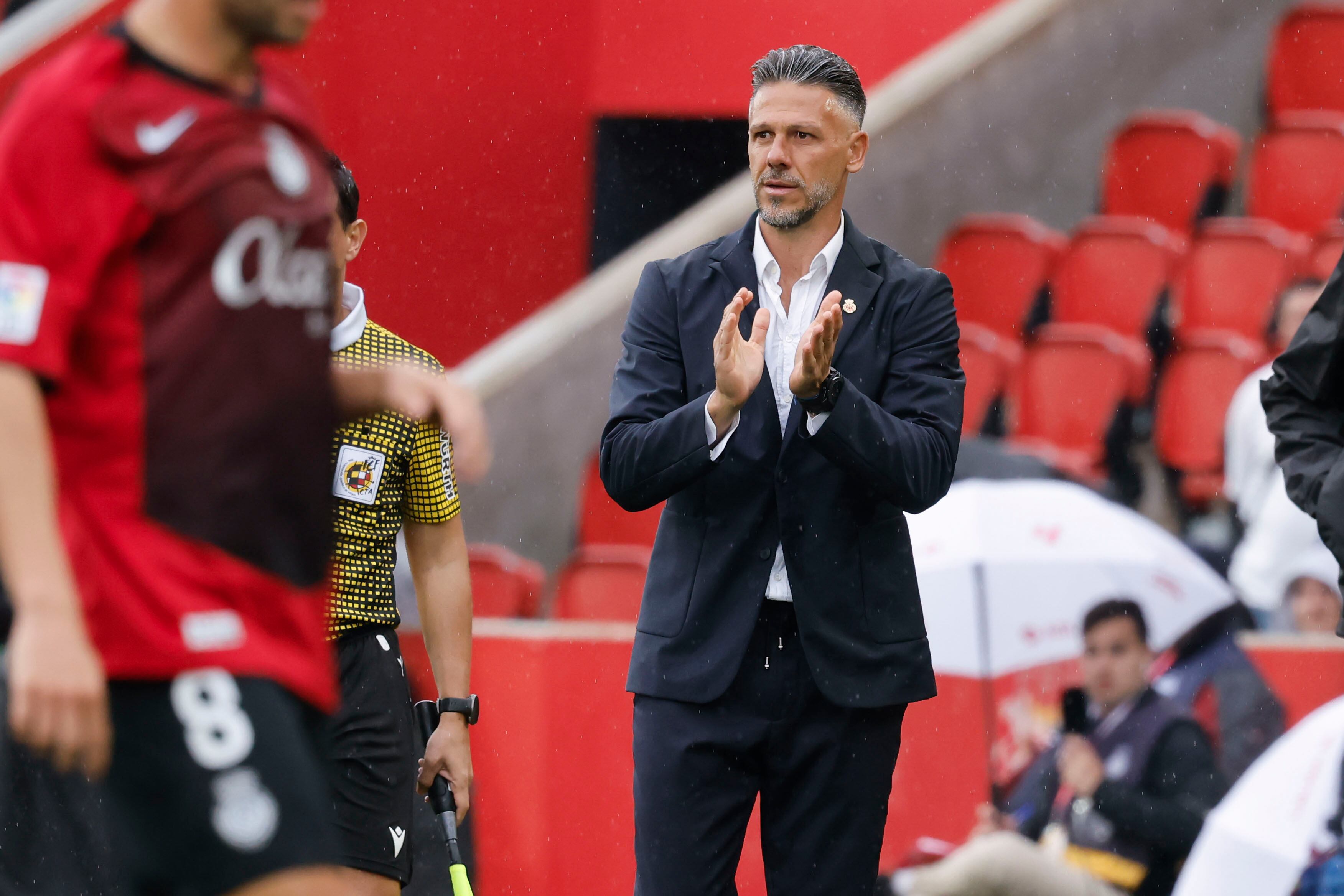 PALMA, 12/04/2026.- El entrenador del Real Mallorca Martín Gastón Demichelis, durante el partido de la jornada 31 de LaLiga EA Sports entre el Real Mallorca y el Rayo Vallecano, este domingo en el Estadi Mallorca Son Moix.- EFE/ Cati Cladera