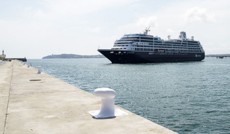 Un creuer arribant al Port de la ciutat.