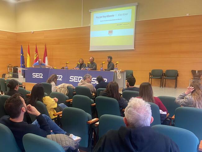 El catedrático Manuel Ortiz y el politólogo Pablo Simón han participado en esta edición especial del programa Hoy por Hoy Albacete