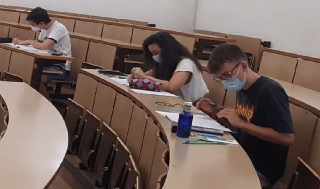 Dos alumnos realizando la EvAU