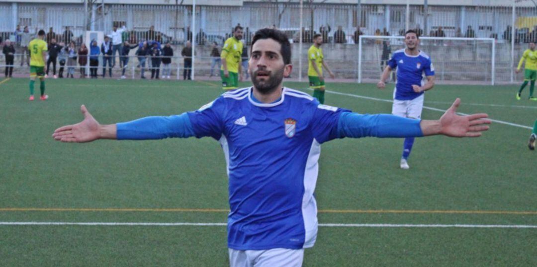 David Narváez celebra un gol a Los Barrios.