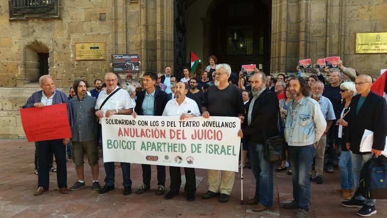 Los &#039;Nueve del Jovellanos&#039; en la concentración celebrada el día de inicio del juicio ante la sede del TSJA