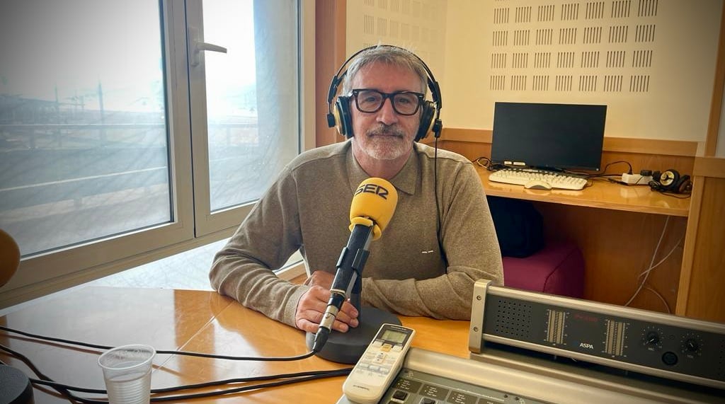 El Rector Francisco Piniella en los estudios de Radio Cádiz