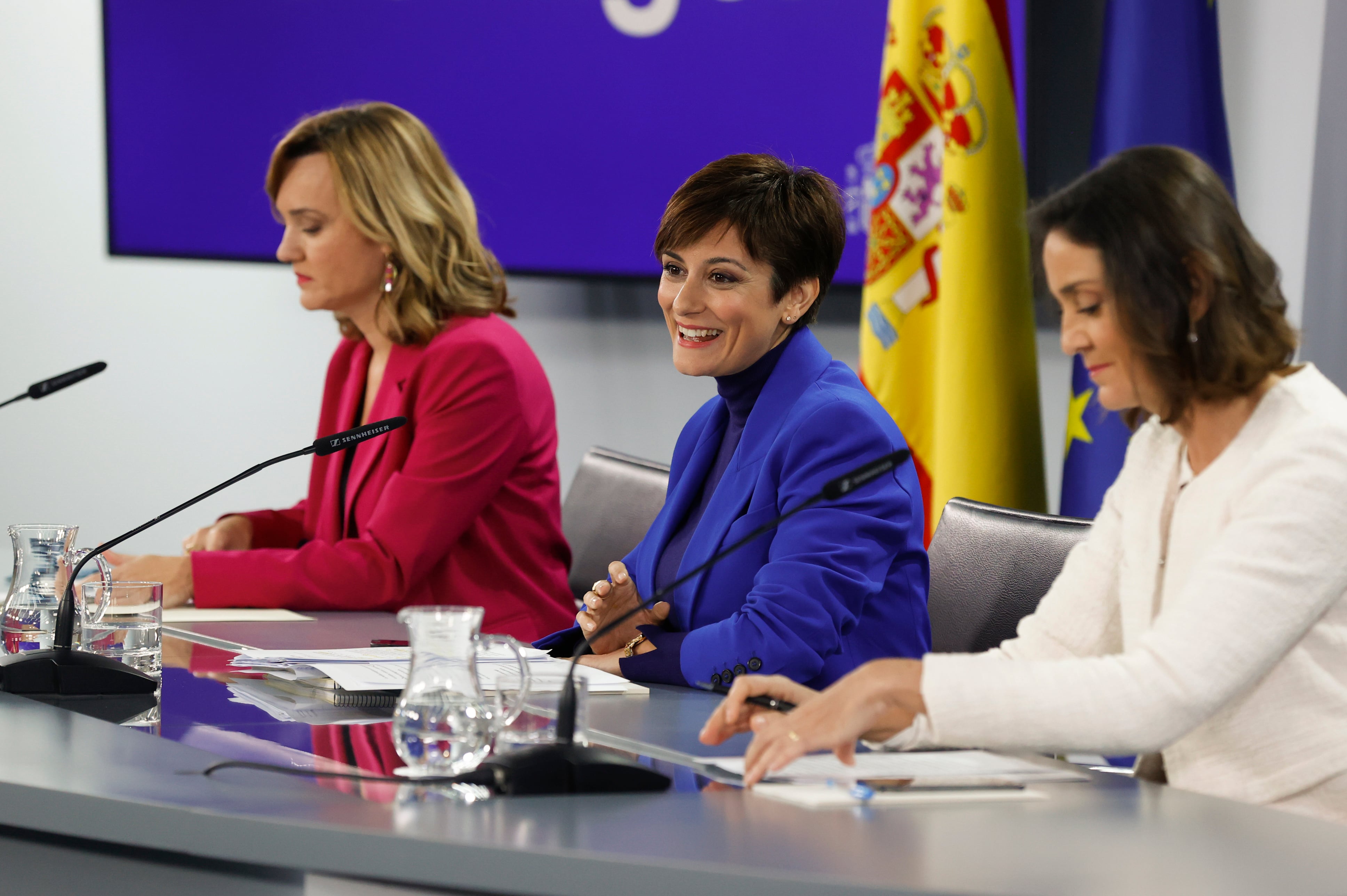 La portavoz del Gobierno y ministra de Política Territorial, Isabel Rodríguez (en el centro) junto con la ministra de Educación, Pilar Alegría (i) y la ministra de Comercio, Turismo e Industria, Reyes Maroto (d) durante la rueda de prensa tras el Consejo de Ministros este lunes en la Moncloa