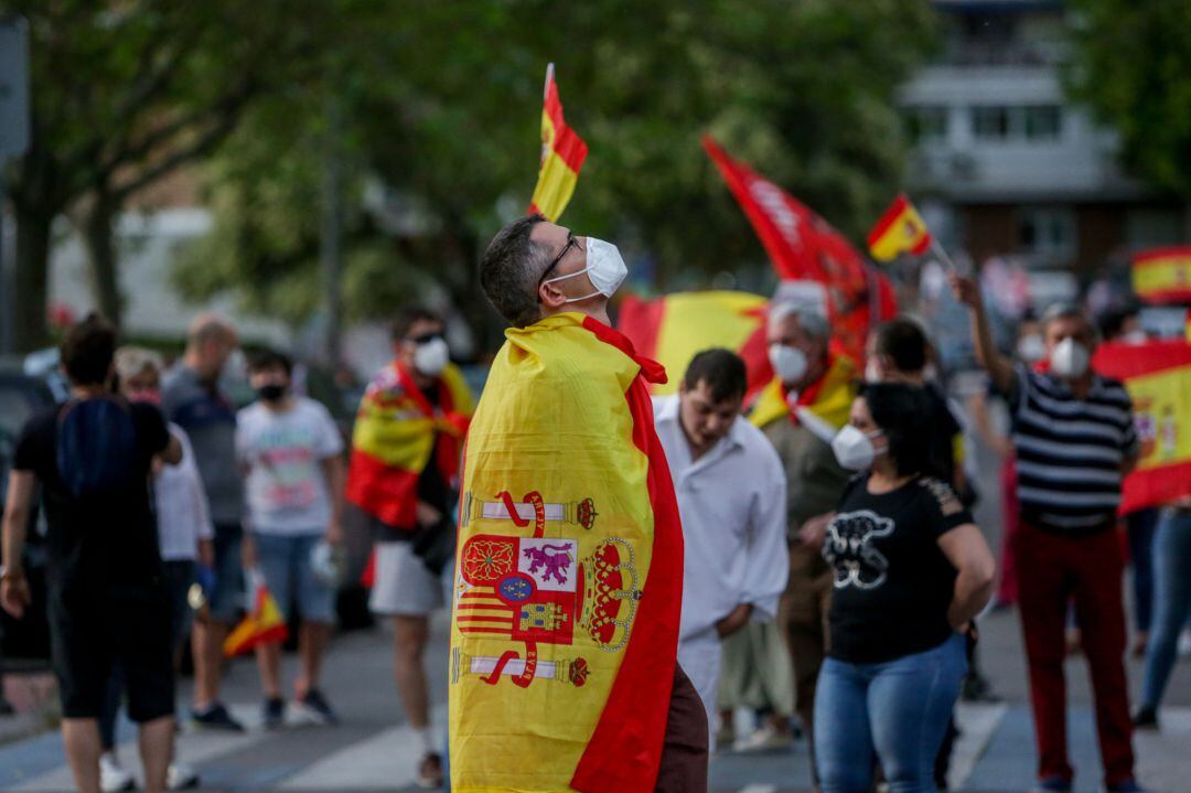 Manifestante en Alcorcón durante la cacerolada