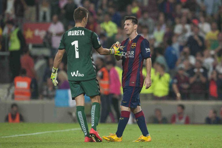 Messi e Irureta se estrechan la mano al final del partido en el Camp Nou