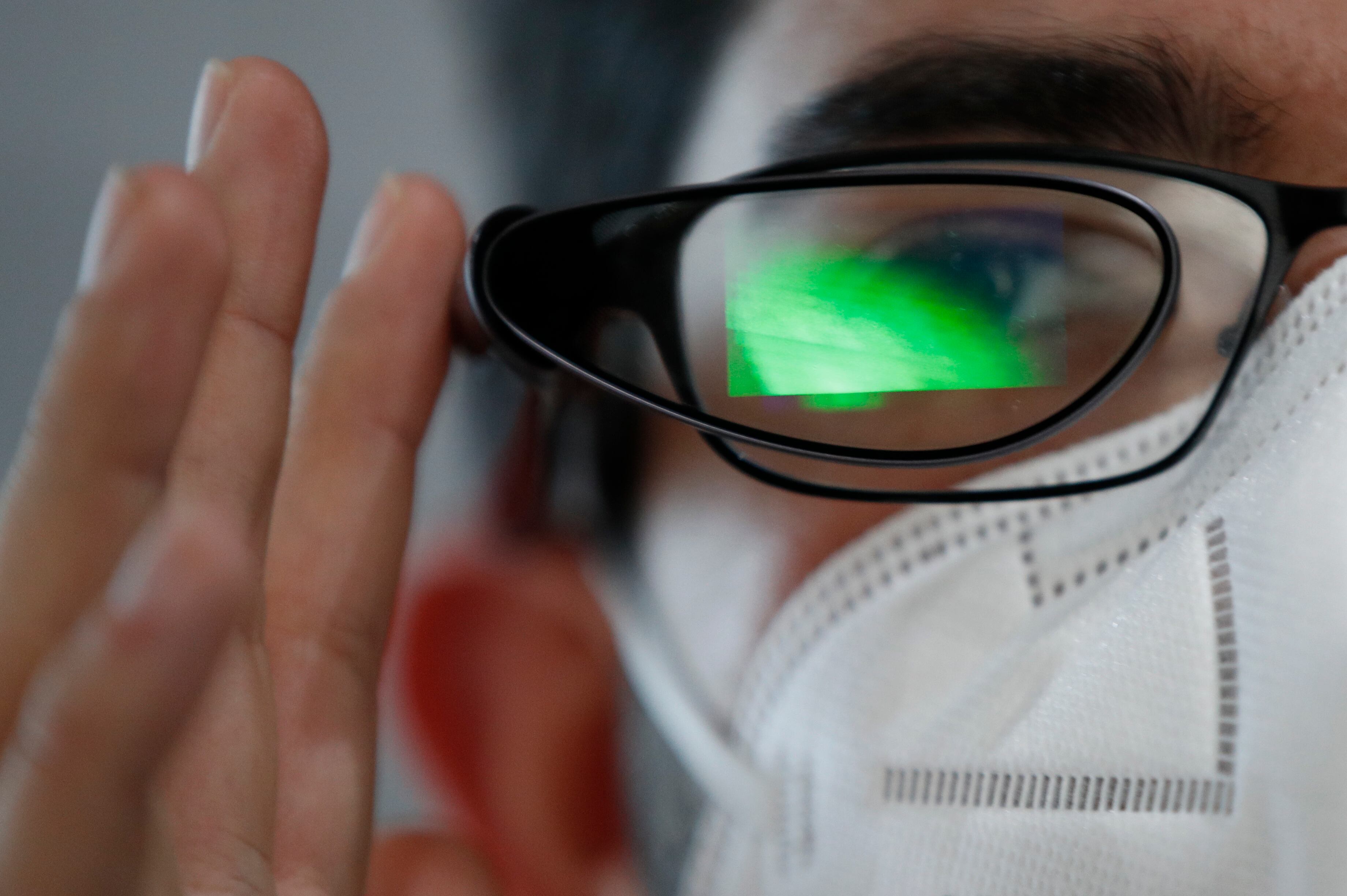 Un visitante prueba unas gafas de realidad aumentada, una de las novedades del Mobile World Congress.