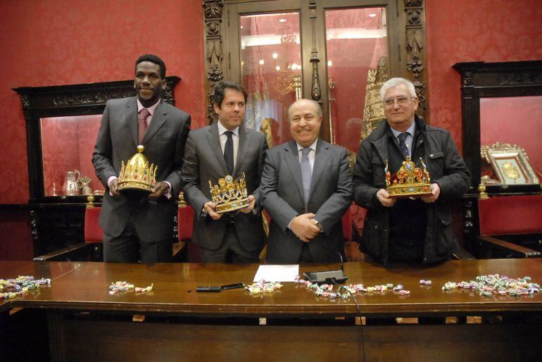 El alcalde de Granada, Torres Hurtado, en compañía de los tres ayudantes de los Reyes Magos