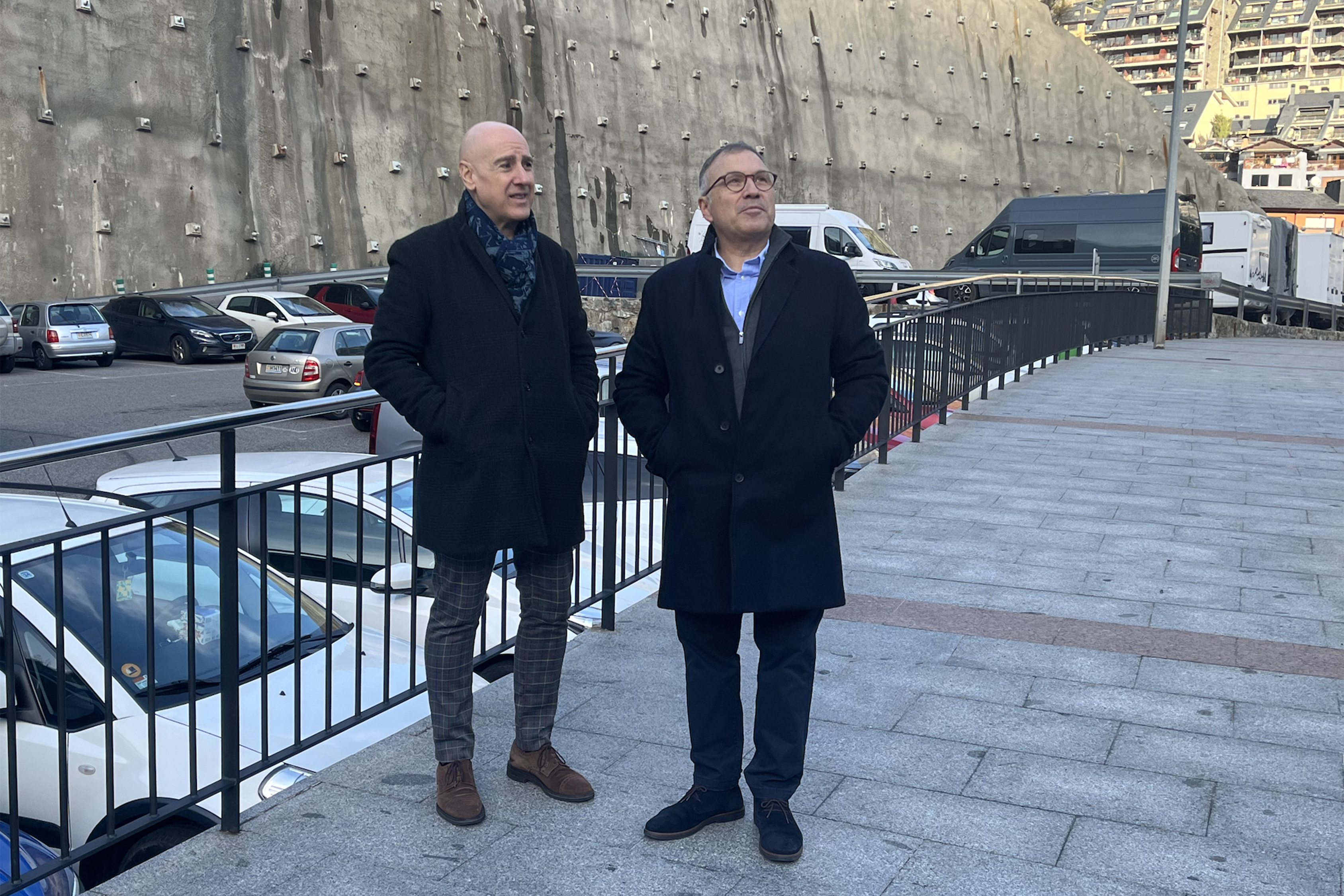 Quim Dolsa acompanyat de Valentí Closa visitant l&#039;aparcament del Falgueró.