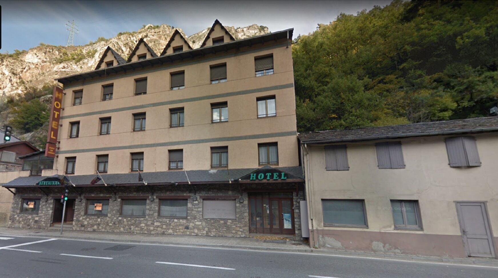 Façana de l'hotel Font del Ferro, a Aixovall. L'establiment, tancat de fa temps, l'ha adquirit el Govern per destinar-lo a pisos socials.