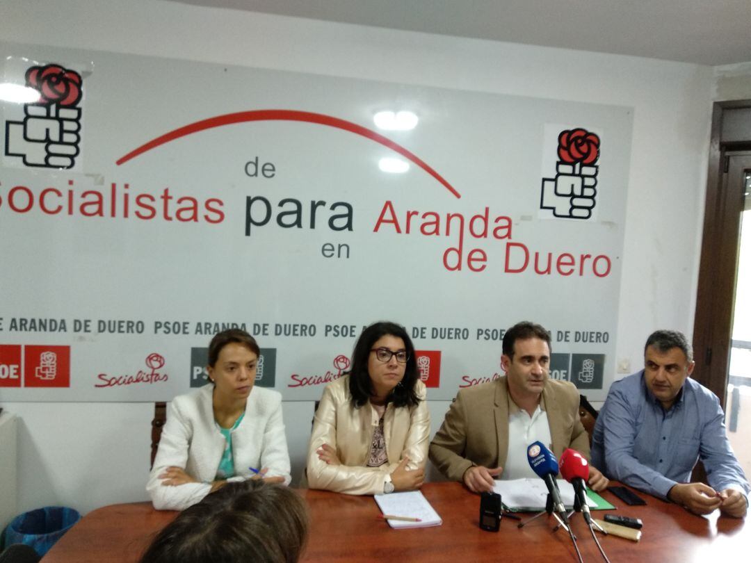 Concejales del grupo municipal socialista han ofrecido su balance de los cien primeros días del nuevo gobierno del Ayuntamiento de Aranda. En la imagen de izda a dcha Ana Lozano, Mar Alcalde (portavoz), Sergio Ortega y Ángel Rocha