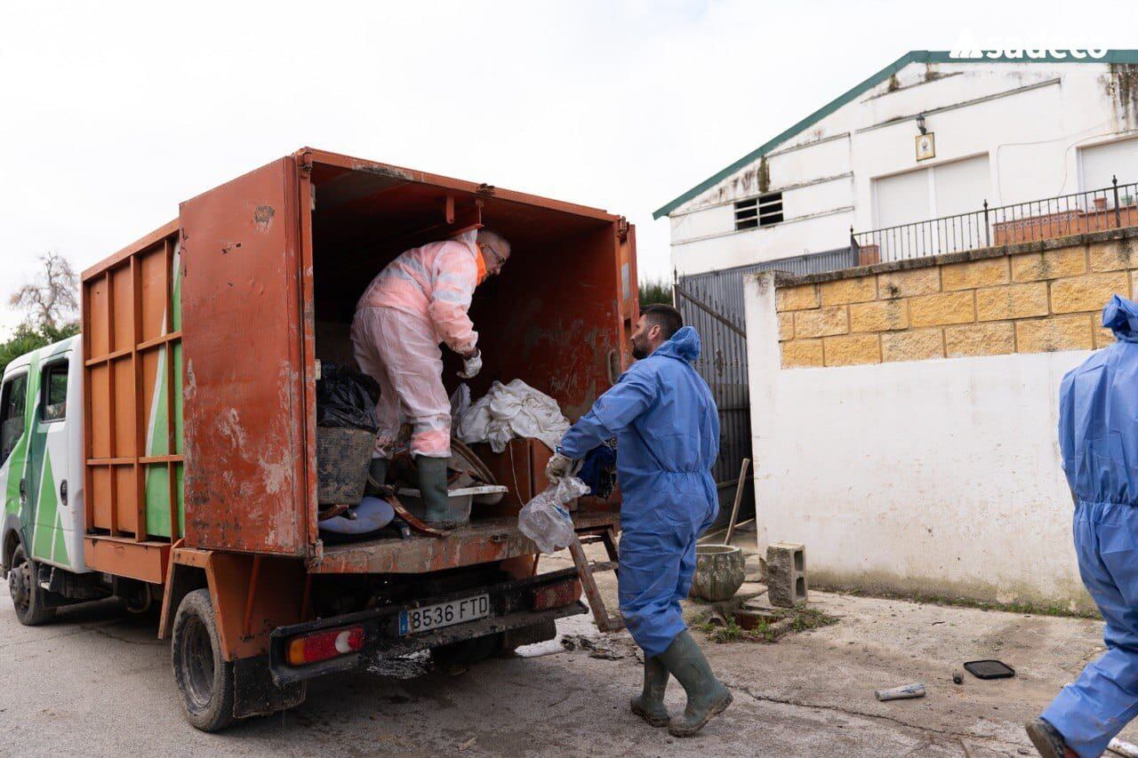 Sadeco retira muebles y enseres de las zonas afectadas por el temporal en Córdoba