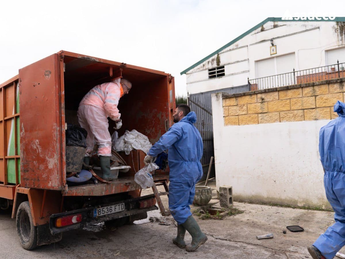 Sadeco ha retirado 134.000 kilos de muebles y enseres de las zonas inundadas