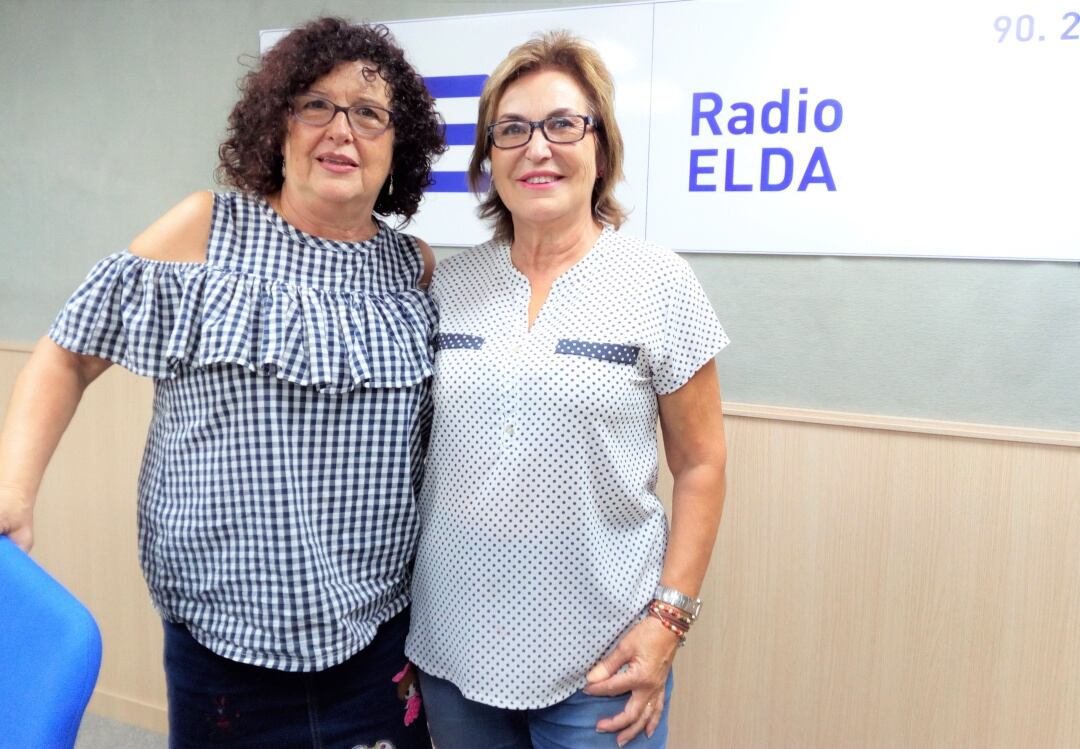 Nieves Bernabé junto a Mª Emilia Hidalgo en el estudio de Radio Elda