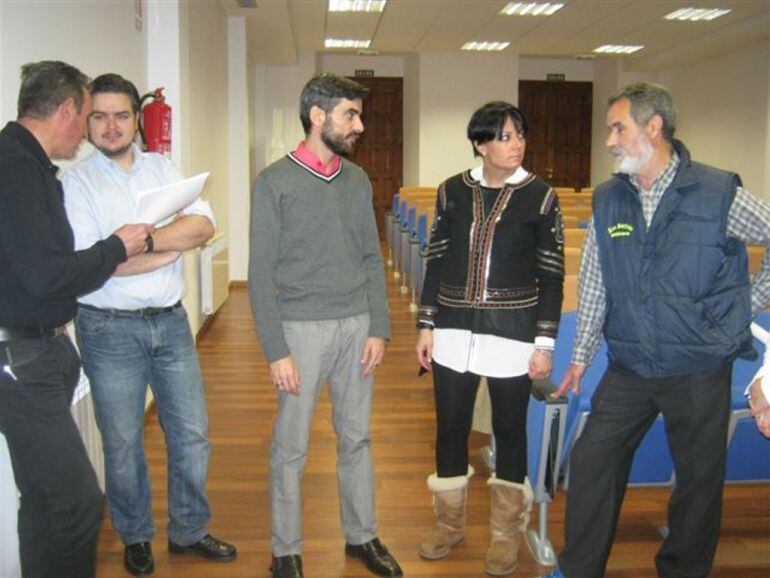 Rosa Luna conversa con los pedáneos y con los técnicos