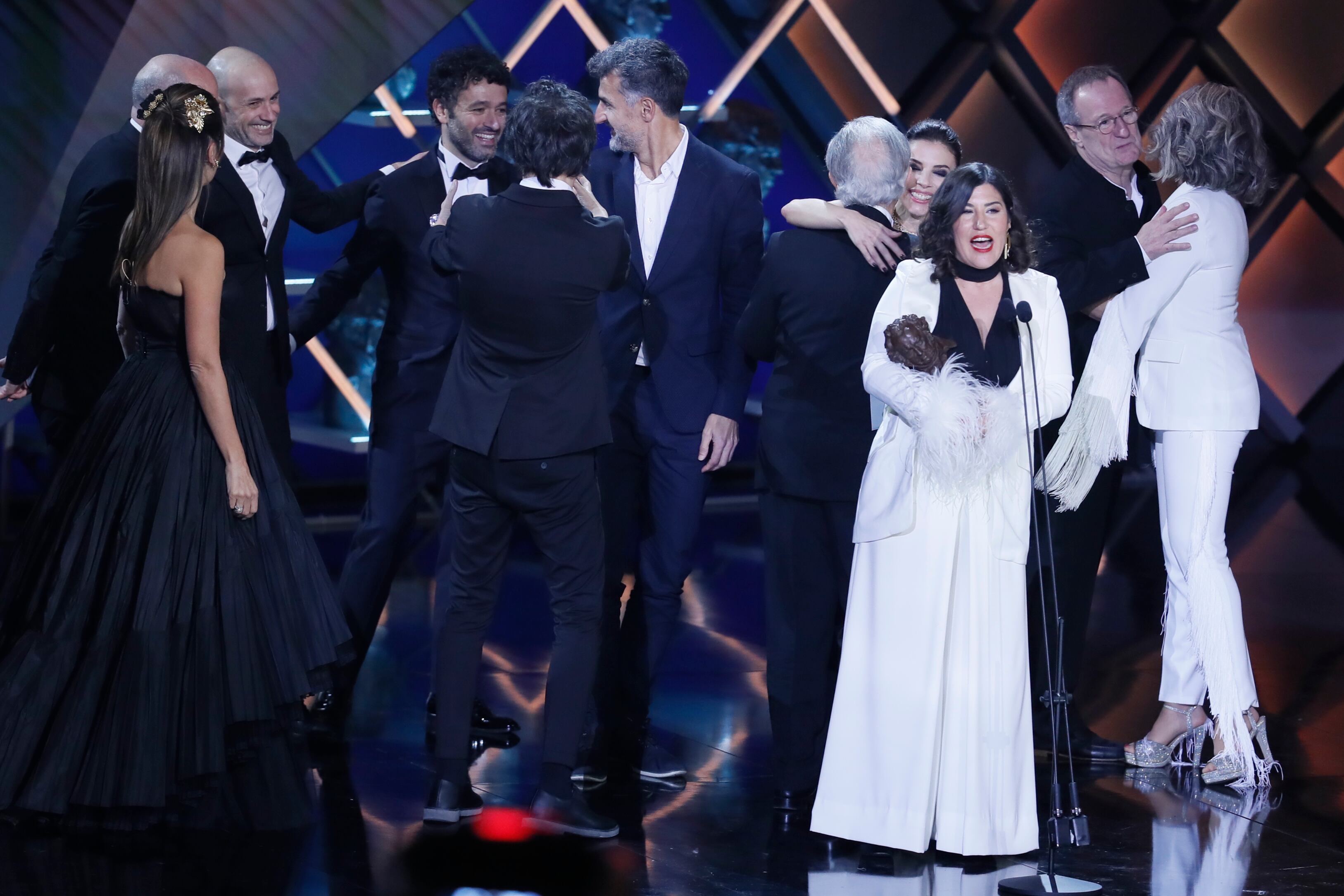 SEVILLA 11/02/2023.- La productora Sandra Tapia tras recibir el Goya a la mejor película por &quot;As Bestas&quot; durante la gala de la XXXVII edición de los Premios Goya que se celebra este sábado en el Palacio de Congresos y Exposiciones FIBES, en Sevilla. EFE/José Manuel Vidal
