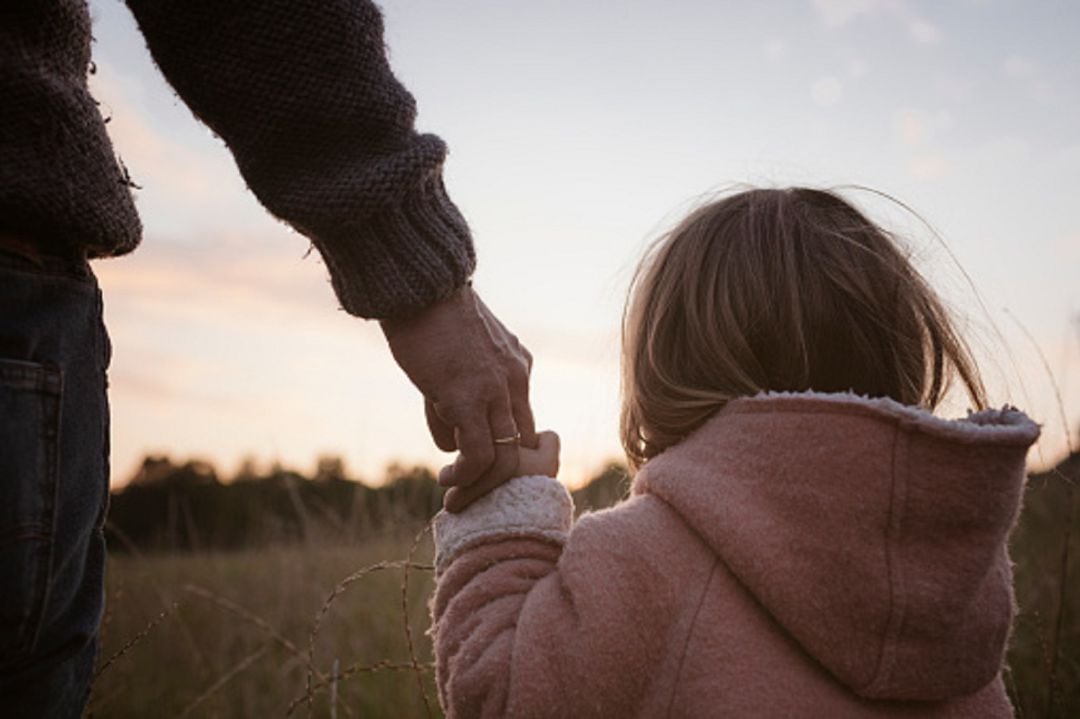 Niña paseando con su padre