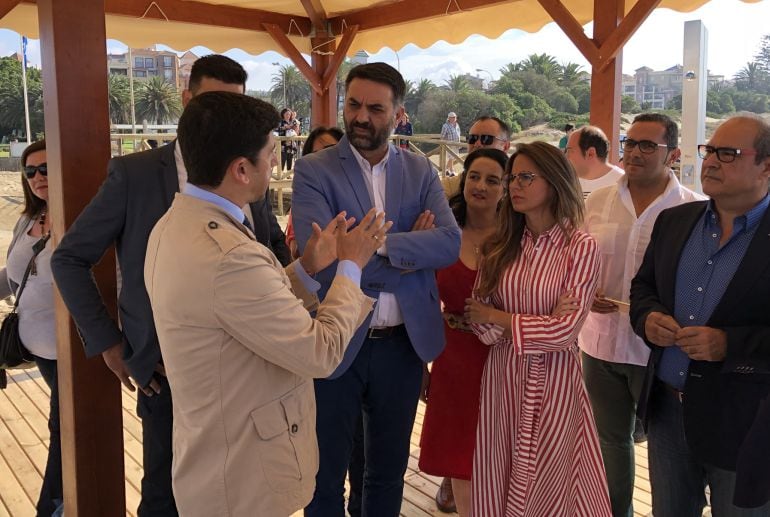 El consejero de Turismo, Francisco Javier Fernández (centro), ha visitado Isla Canela y Ayamonte.