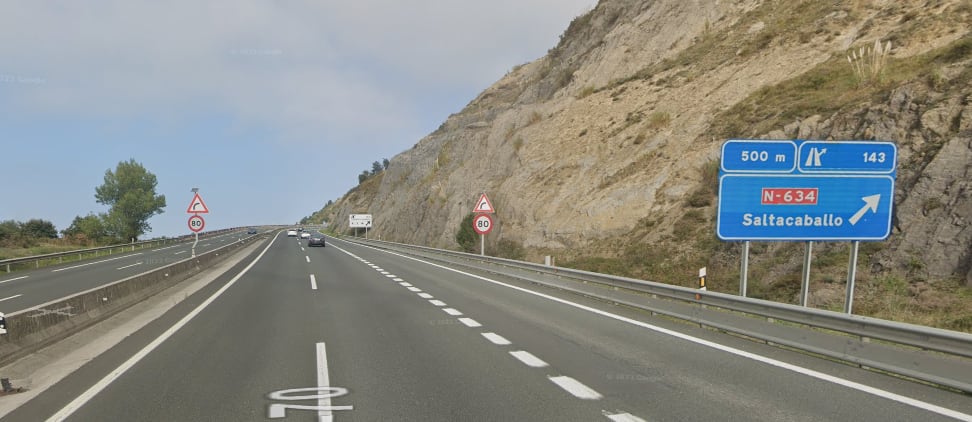 Imagen Google Maps de la autovía A-8 por su paso en Saltacaballo.