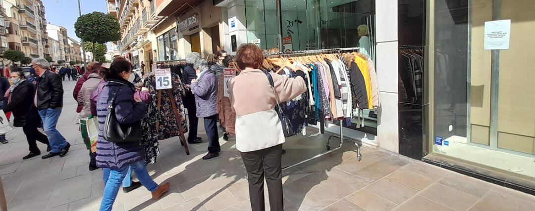 Ciudadanos de compras en una calle de Úbeda.