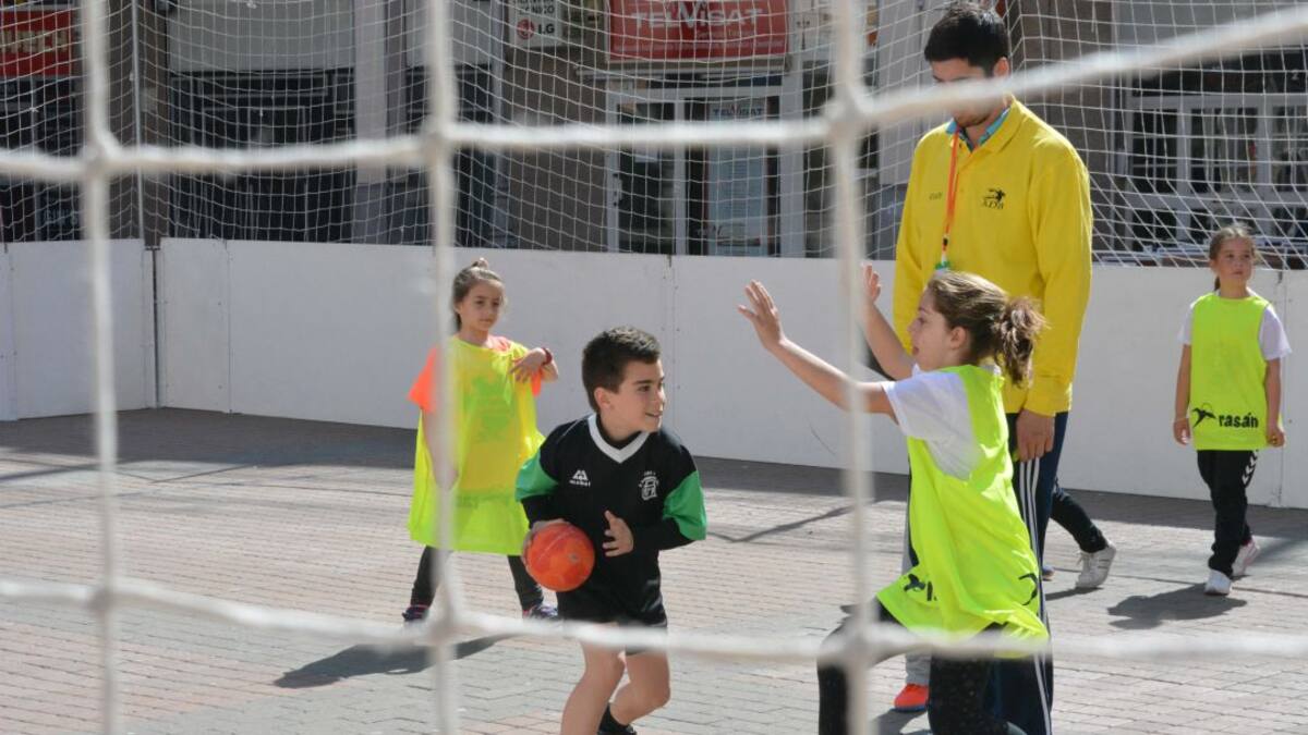 FOTOGALERÍA | La ADBelda celebra su jornada de balonmano en la calle
