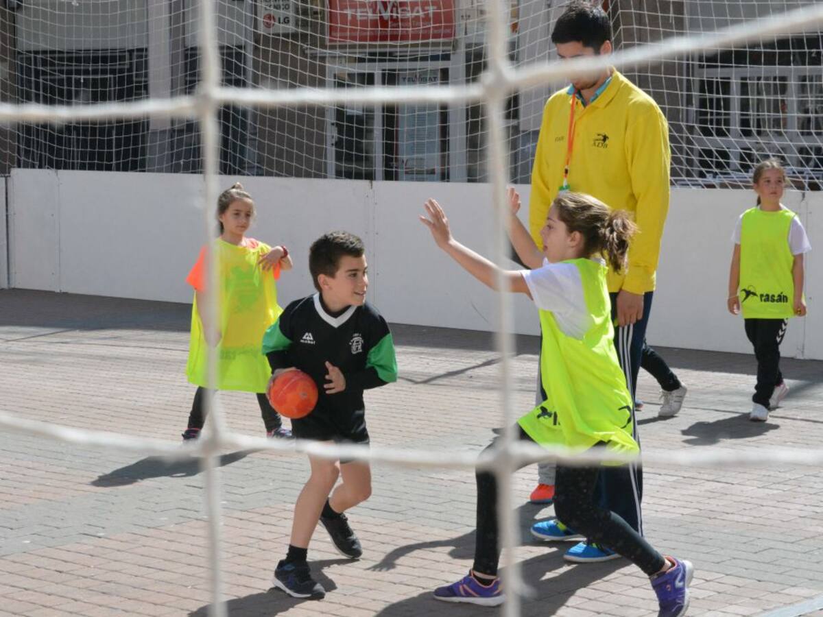 FOTOGALERÍA | La ADBelda celebra su jornada de balonmano en la calle