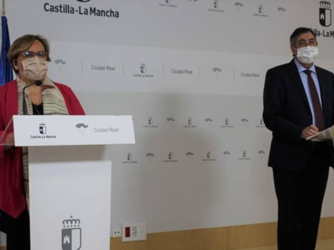 Carmen Olmedo, delegada de la Junta y José Caro delegado provincial de Educación este martes