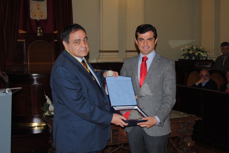 Ramón Varón junto al alcalde de Albacete, Javier Cuenca