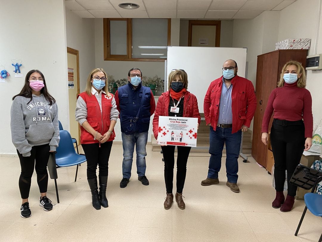 Componentes de la Asamblea comarcal de Cruz Roja Campiña Norte, con el reconocimiento recibido.