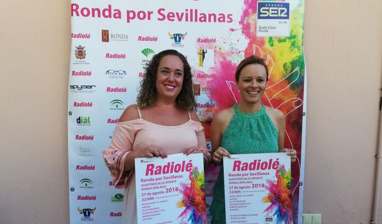 La directora de Radio Coca SER Ronda, Ariadna Mateos, y la concejal de Fiestas, María José Sánchez en la presentación a los medios.