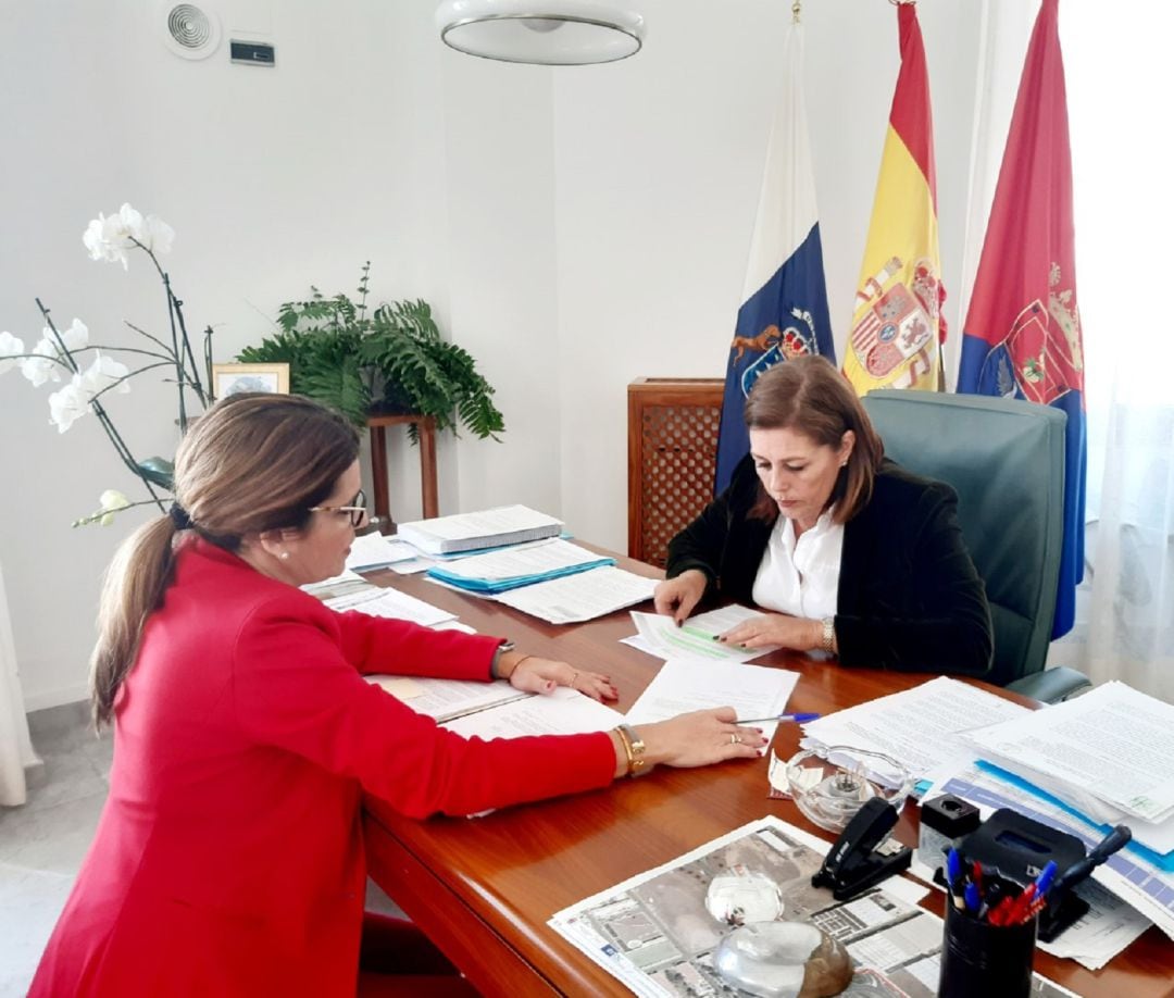 La alcaldesa de Arrecife, Ástrid Pérez, junto a la concejal de Bienestar Social, María Jesús Tovar.