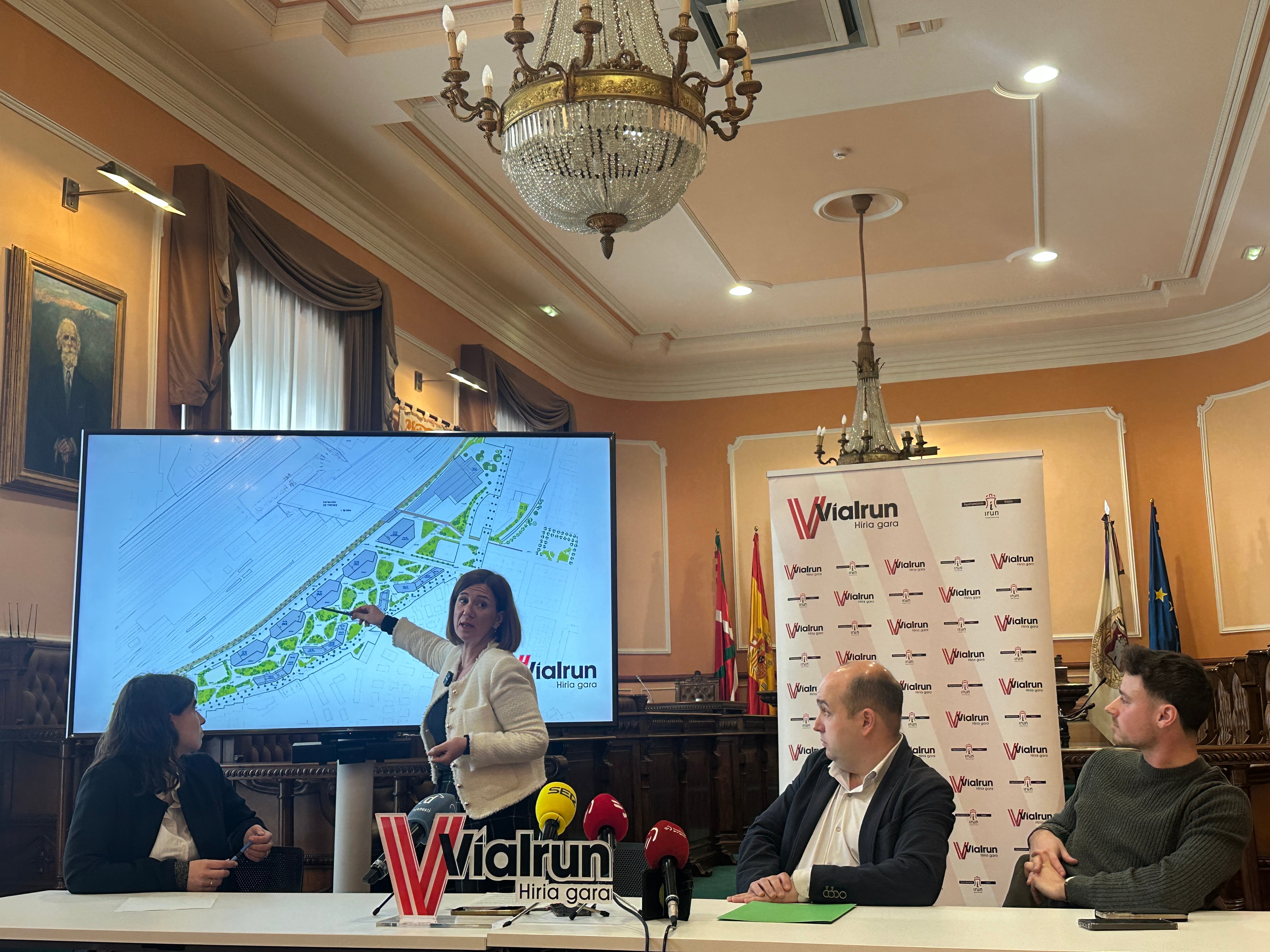 La alcaldesa de Irun, Cristina Laborda junto a la primera teniente de alcaldesa y delegada de Promoción Económica, Nuria Alzaga, el delegado de Obras y Mantenimiento, Gorka 
Alvarez, y el delegado de Desarrollo Urbano, Sergio Javier.
