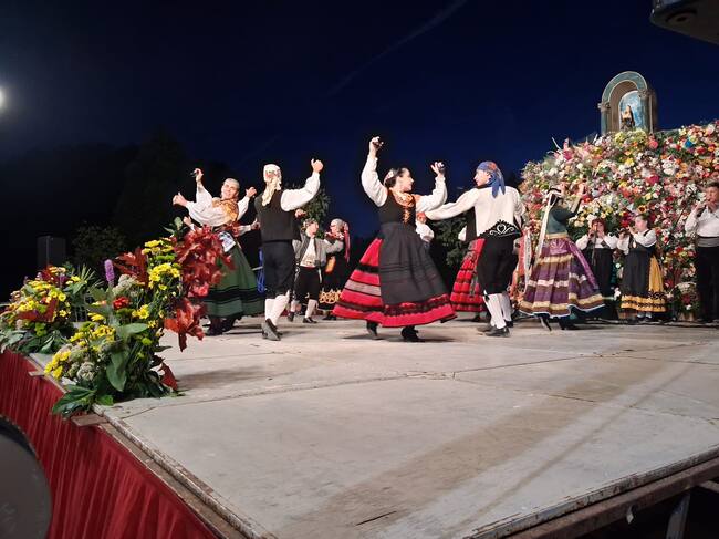 Grupo de Jotas Alquería en la ofrenda de flores a la Virgen de las Viñas 2025