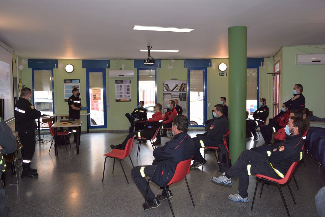 Jornada teórico-práctica de la UME con Bomberos de Linares