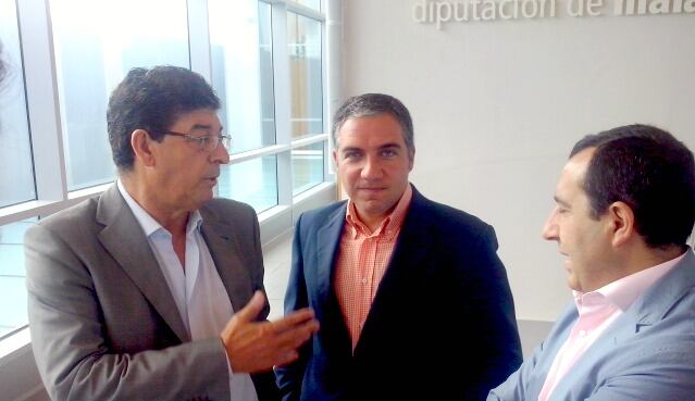 Diego Valderas, Vicepte. de la Junta (izquierda, Elías Bendodo, Pte. Diputación Provincial (centro) y José Luis Ruiz Espejo, Delegado del gobierno en Málaga (derecha)