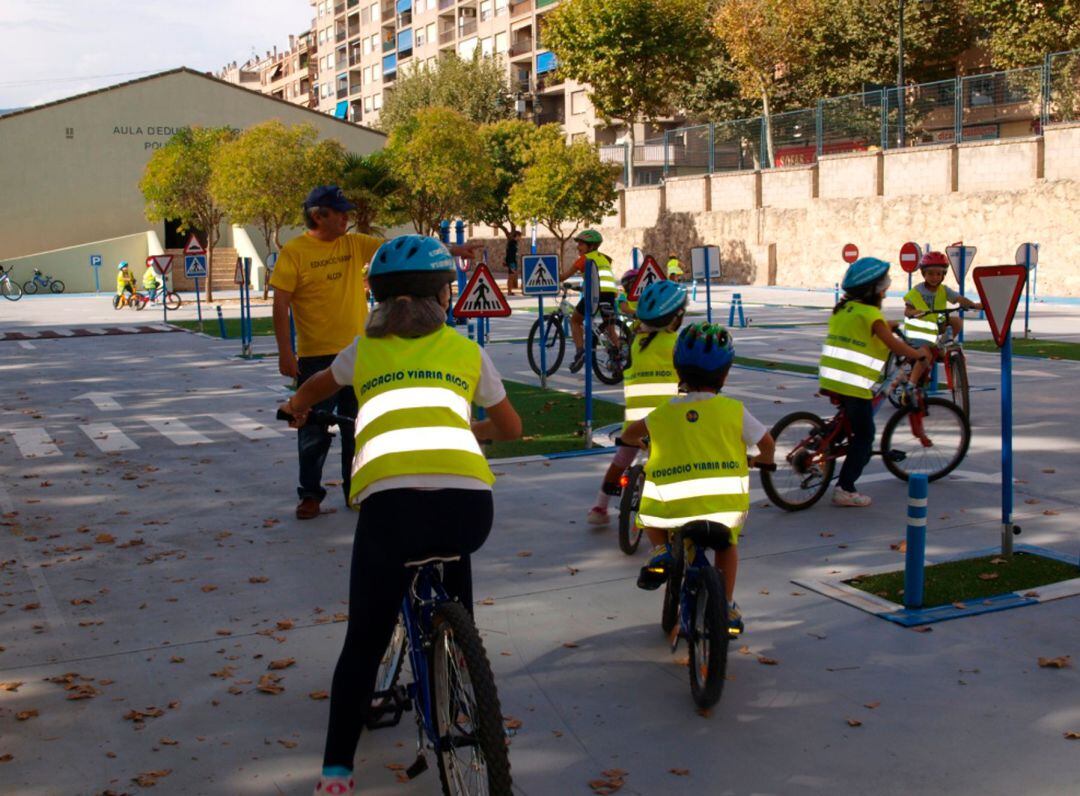 Alumnos circulando en bicicleta por el circuito de educación vial de las Aulas Verdes.