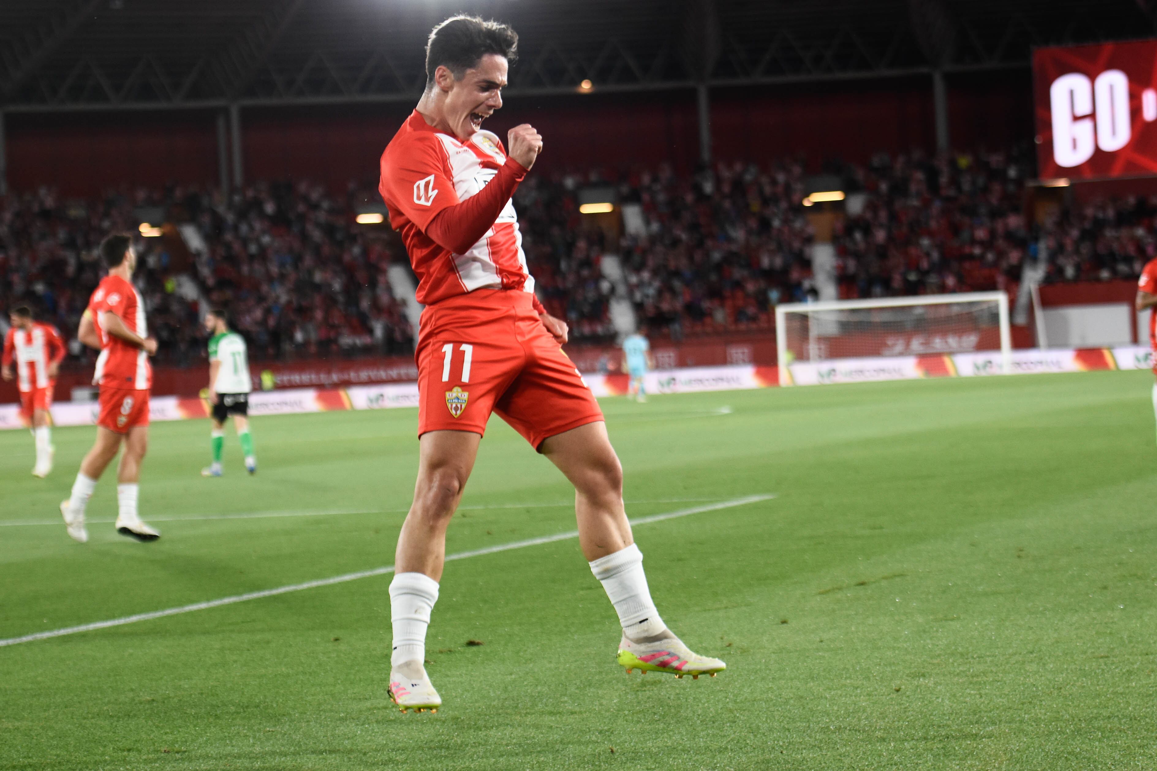 Sergio Arribas celebra su gol al Racing de Santander.