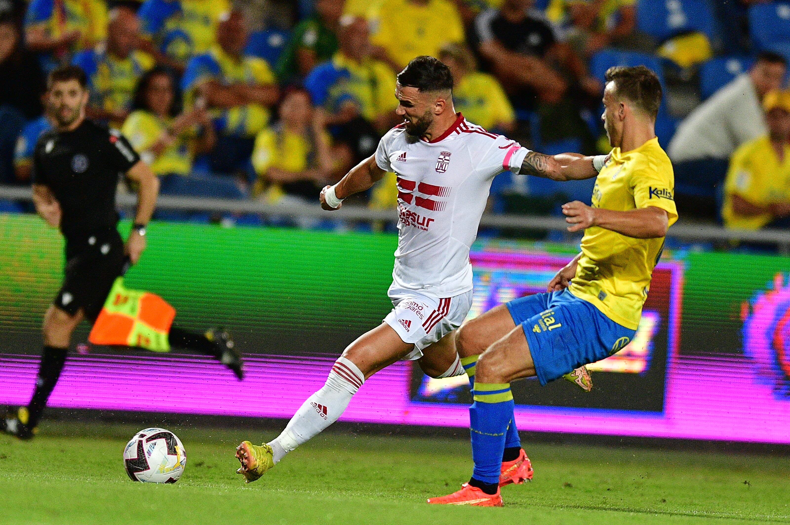 Sadiku trata de golpear el balón