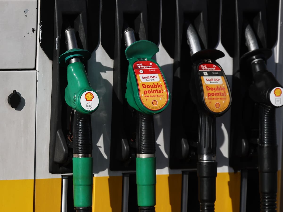 ¿Llenar hoy el depósito o esperar? Las gasolineras de Bizkaia advierten tras el salto del petróleo