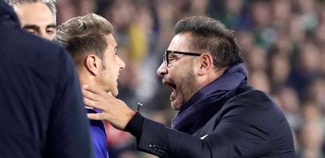 Antonio Mohamed charla con Joaquín durante un Betis - Celta